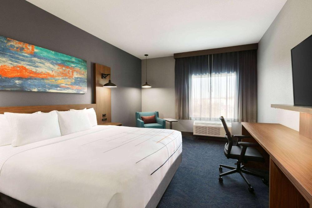 King Room - Non-Smoking interior